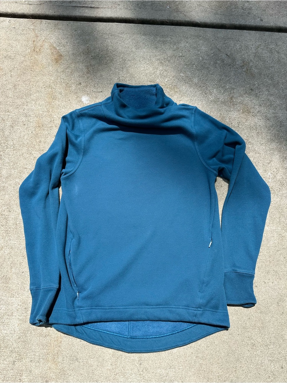 Athleta Cozy Karma Twist Neck Sweatshirt in Dark Sardinia (Teal Blue) Small